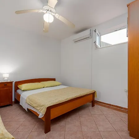 Апартаменты Gorgeous In With House Sea View Lukoran