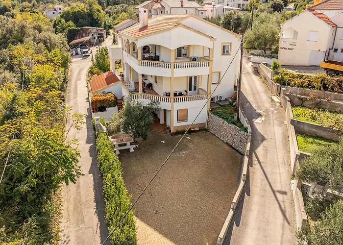 Gorgeous In With House Sea View شقة